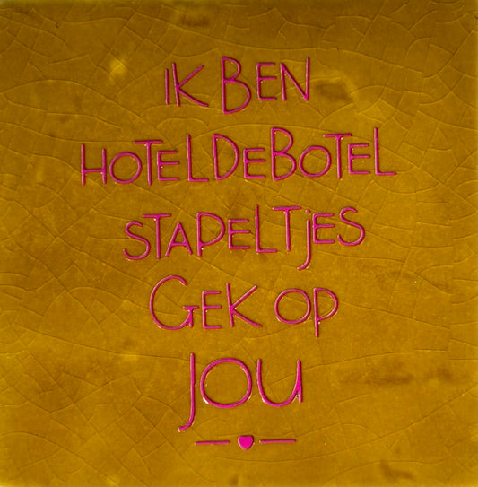 Quote tegeltje 'Hoteldebotel stapeltjes gek op jou' oker/roze