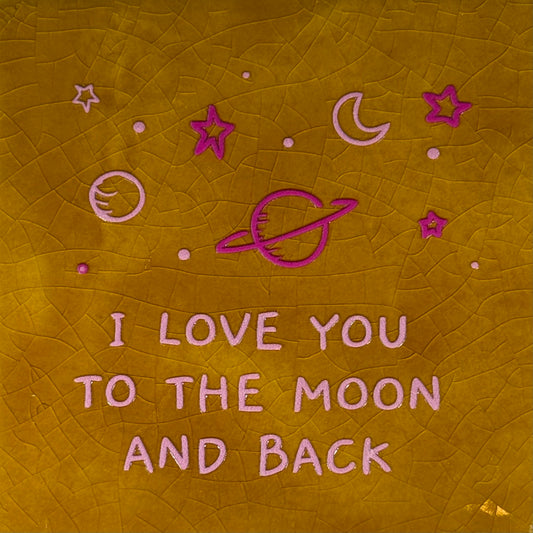 Quote tegeltje 'I love you to the moon and back' oker/warmroze(knalroze)