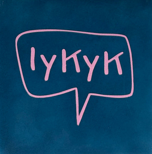 Quote tegeltje 'if you know you know' donkerblauw/warmroze