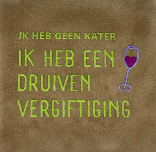 Quote tegeltje 'ik heb geen kater ik heb een druivenvergiftiging' taupe/lime(lila)