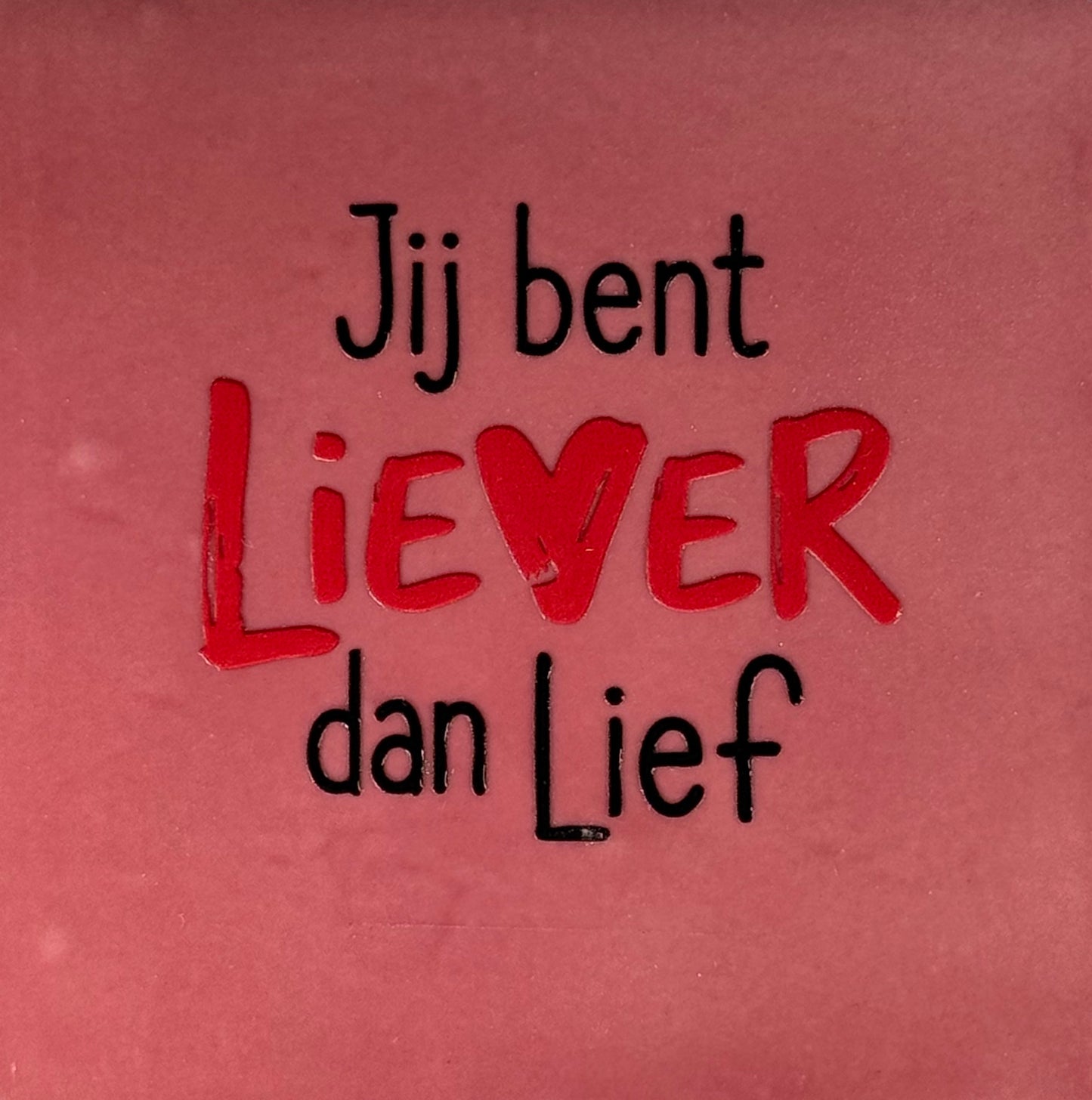 Quote tegeltje 'jij bent liever dan lief' roze/rood(zwart)