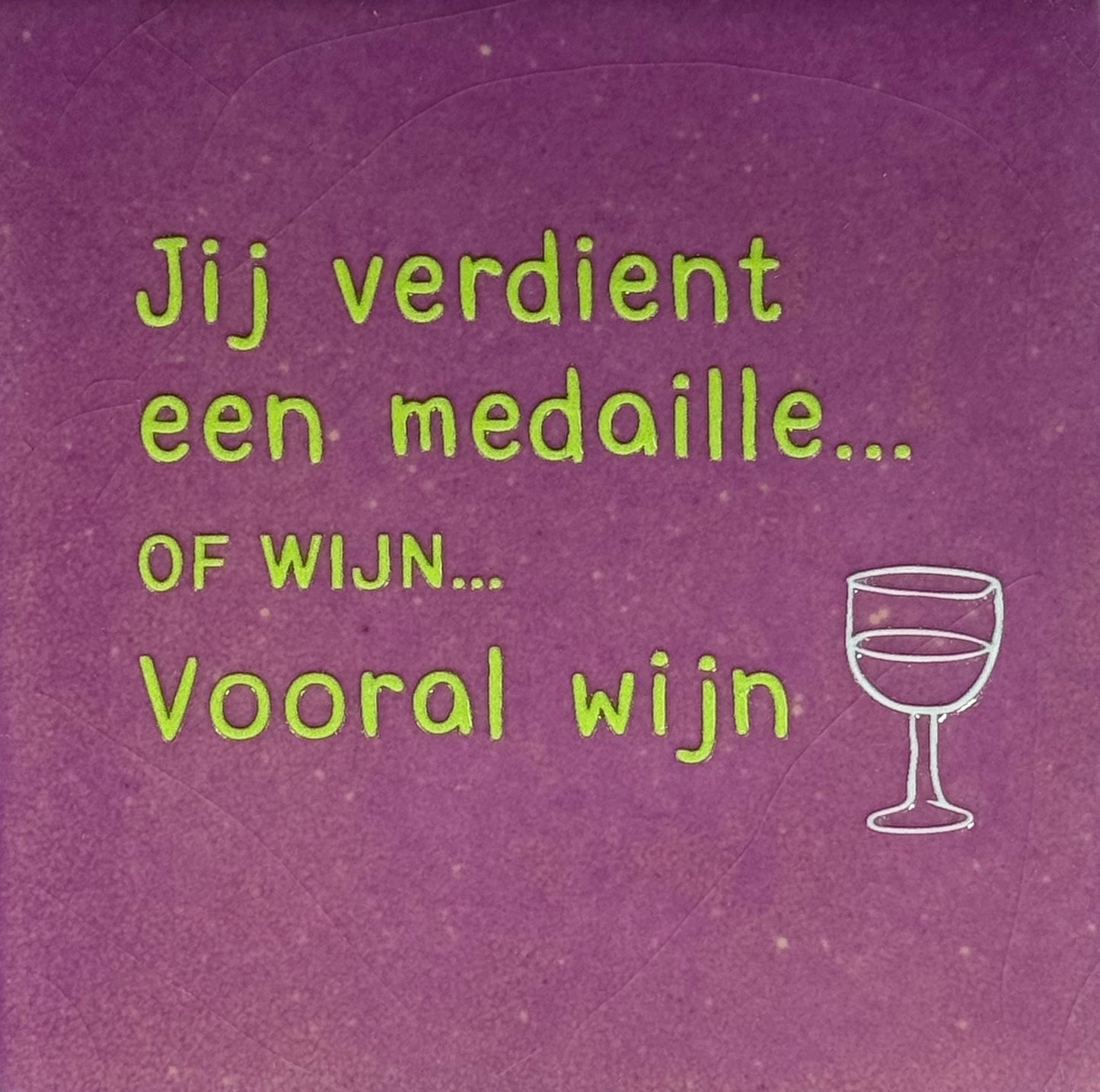 Quote tegeltje 'jij verdient een medaille..of wijn..vooral wijn' lila/lime(lichtgroen)