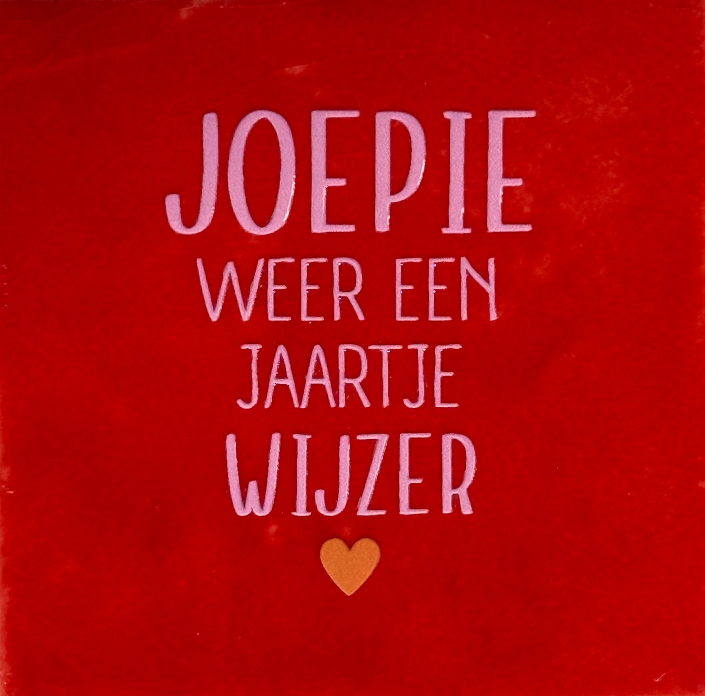 Quote tegeltje 'joepie weer een jaartje wijzer' rood/warmroze(oranje)