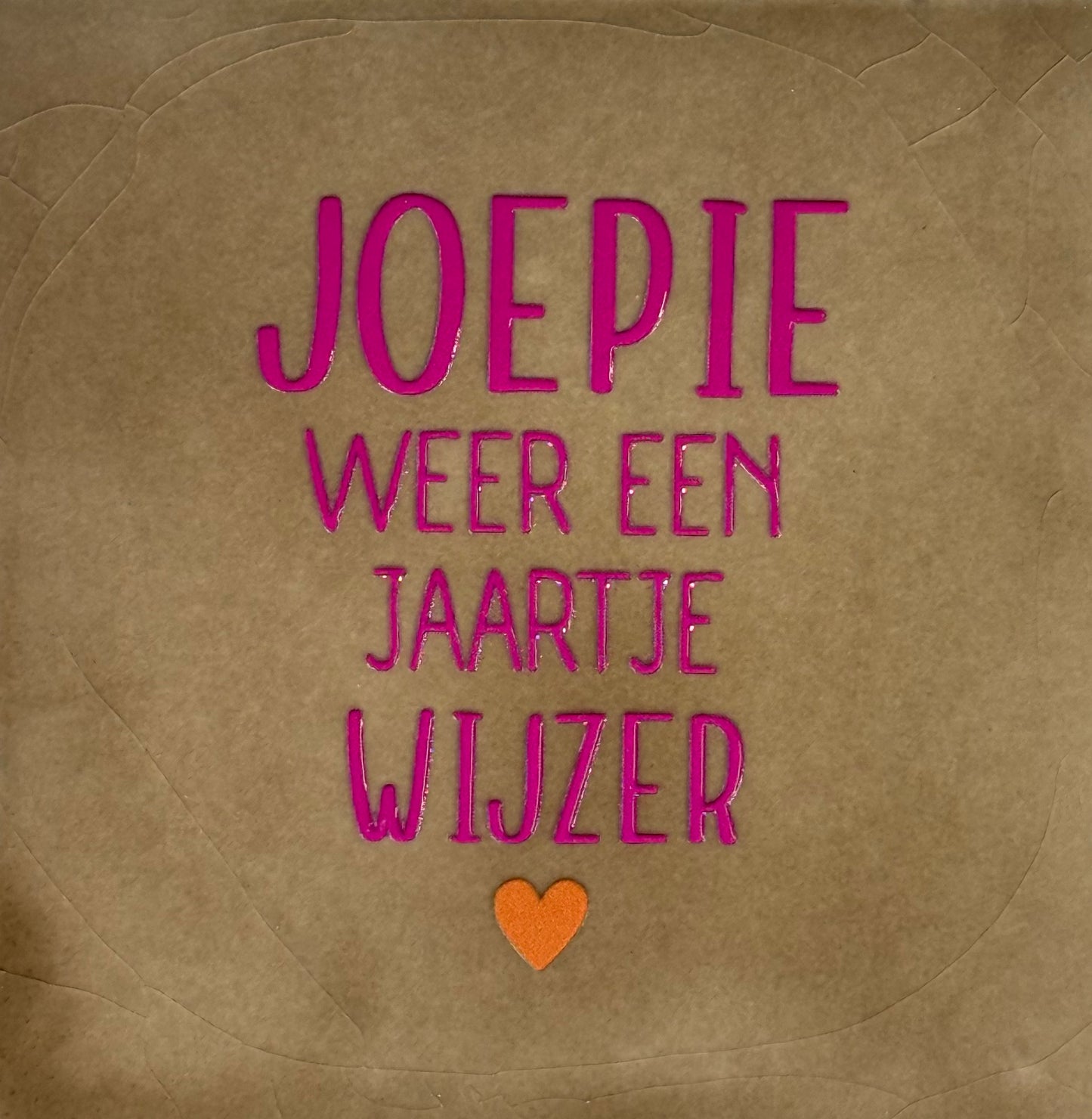 Quote tegeltje 'joepie weer een jaartje wijzer' taupe/knalroze(oranje)