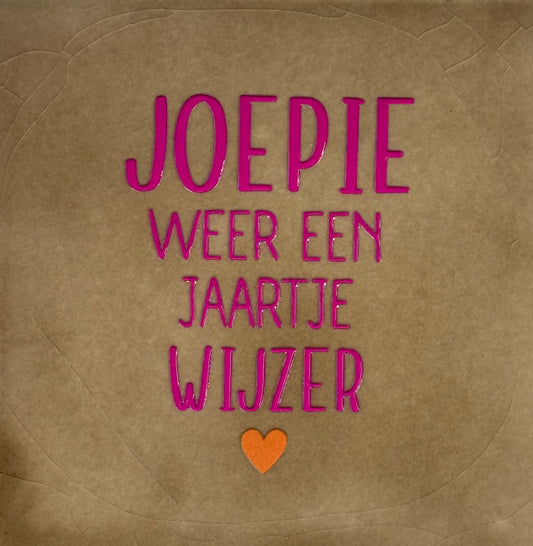 Quote tegeltje 'joepie weer een jaartje wijzer' taupe/knalroze(oranje)
