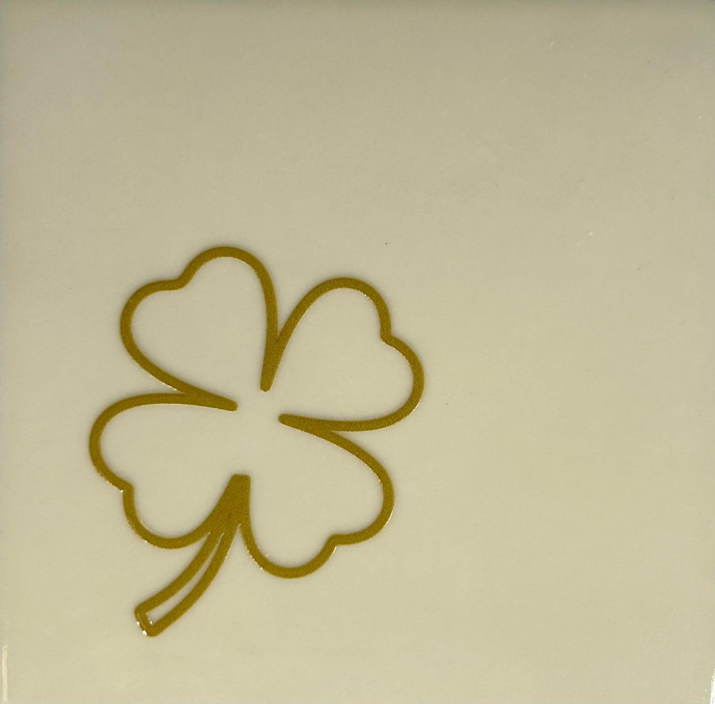 Quote tegeltje 'klavertje' creme/goud