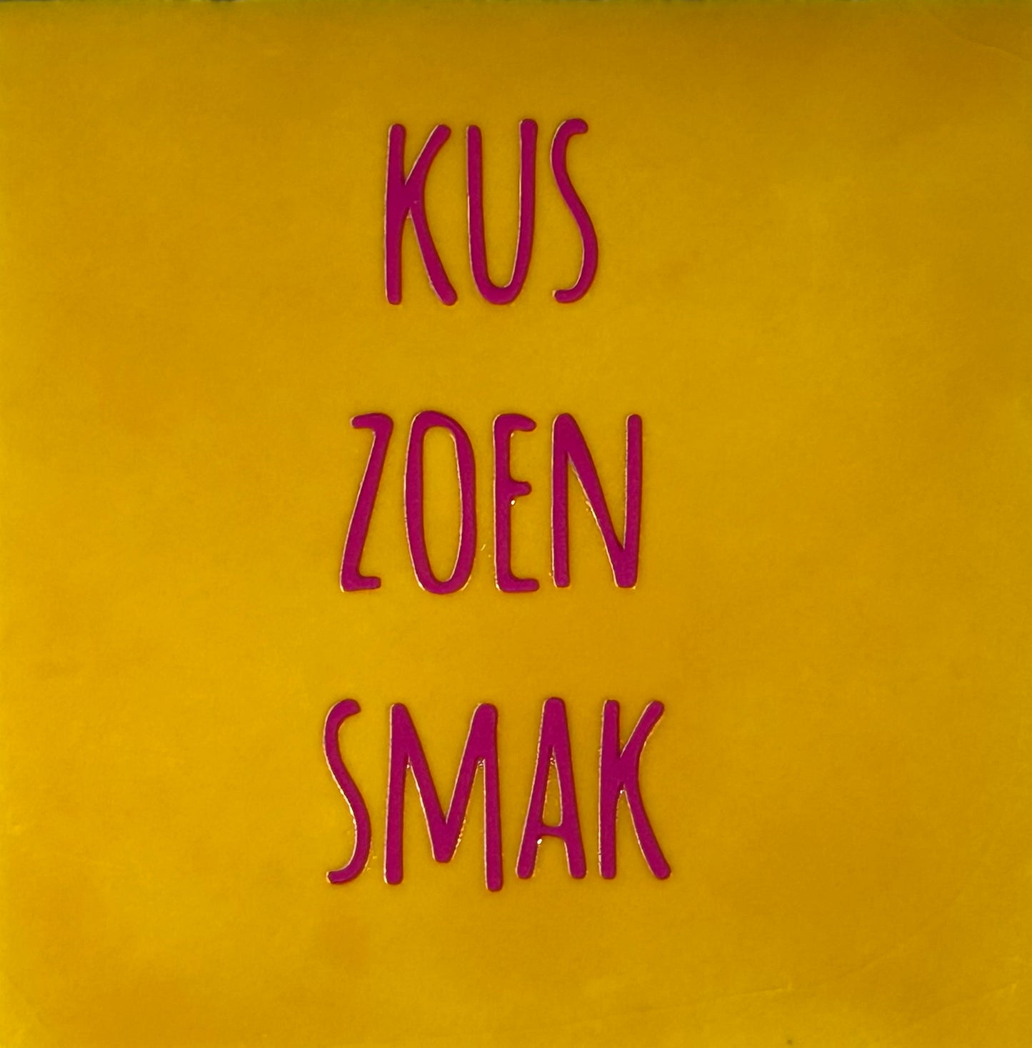 Quote tegeltje 'Kus, zoen, smak' geel/roze
