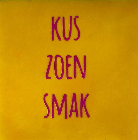 Quote tegeltje 'Kus, zoen, smak' geel/roze