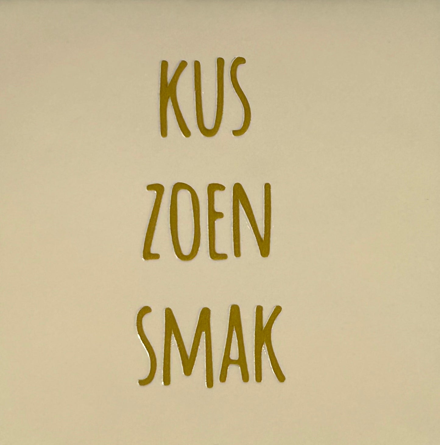 Quote tegeltje 'Kus, zoen, smak' creme/goud