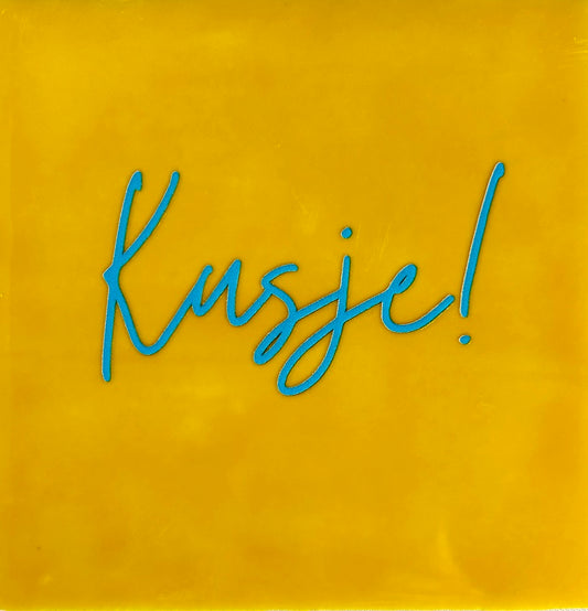 Quote tegeltje 'Kusje' geel/blauw