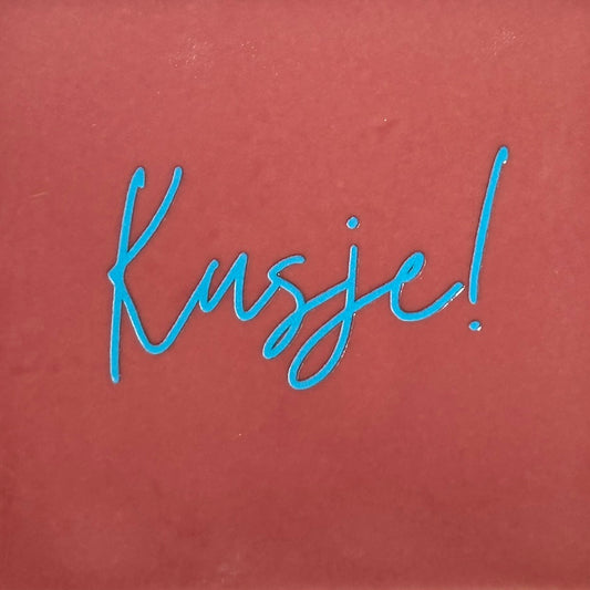 Quote tegeltje 'Kusje' roze/blauw