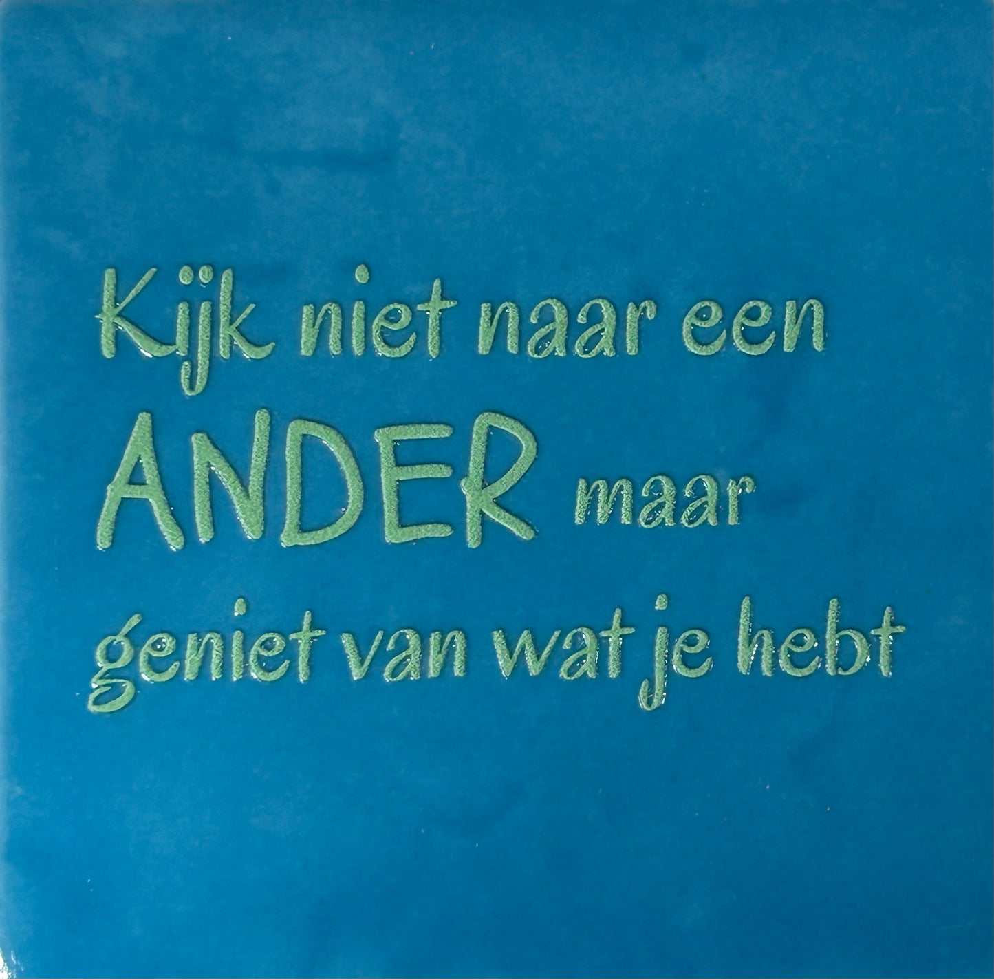 Quote tegeltje 'kijk niet naar een ander...' lichtblauw/mint