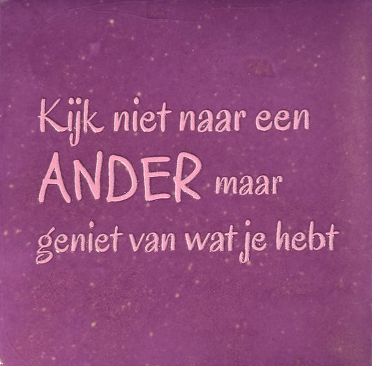 Quote tegeltje 'kijk niet naar een ander...' lila/warmroze