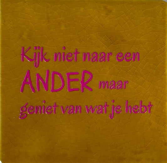 Quote tegeltje 'kijk niet naar een ander...' oker/roze