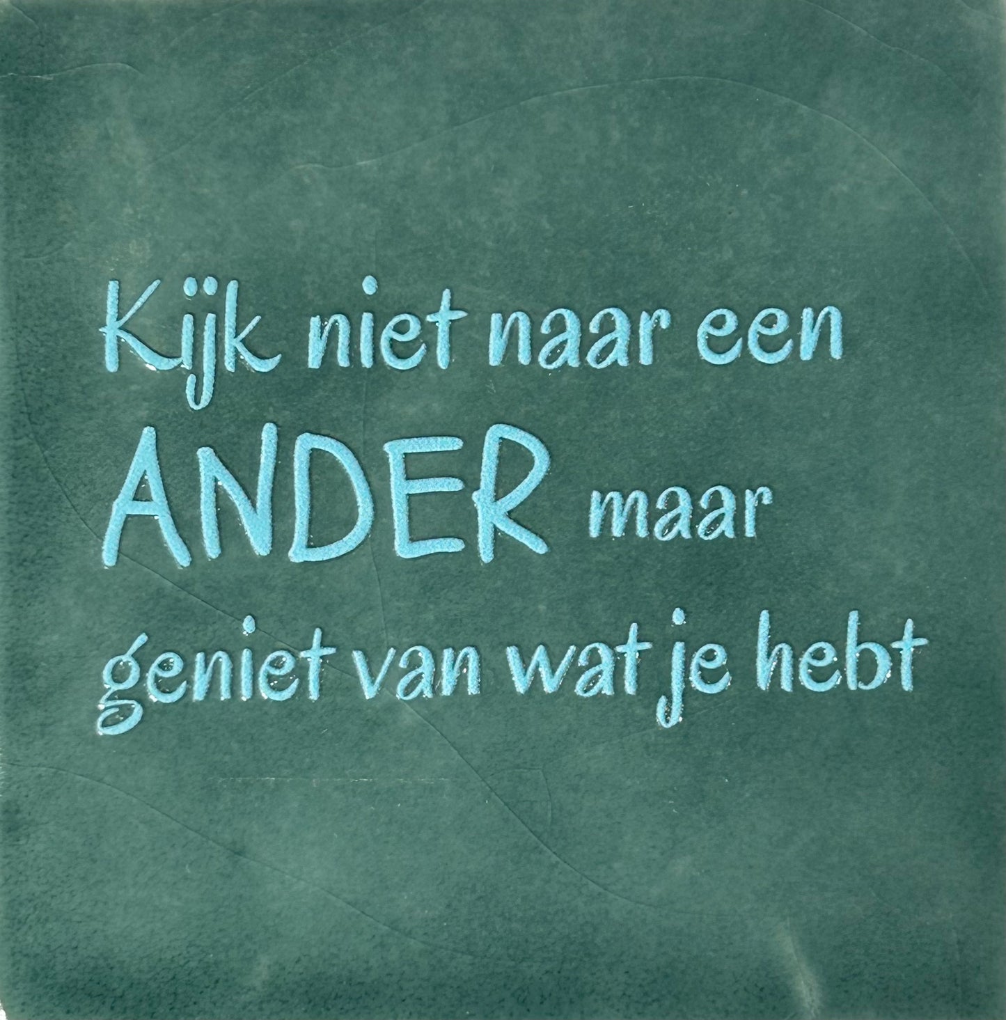 Quote tegeltje 'kijk niet naar een ander...' zeegroen/warmblauw