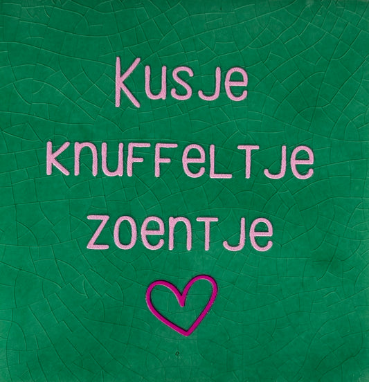 Quote tegeltje 'kusje knuffeltje zoentje' hardgroen/warmroze (knalroze)