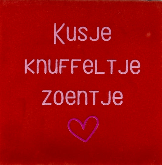 Quote tegeltje 'kusje knuffeltje zoentje' rood/warmroze (knalroze)