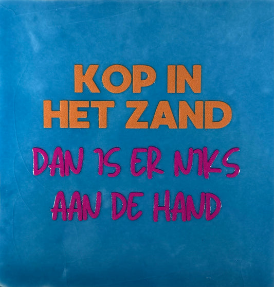 Quote tegeltje 'kop in het zand dan is er niks aan de hand' lichtblauw/oranje (knalroze)