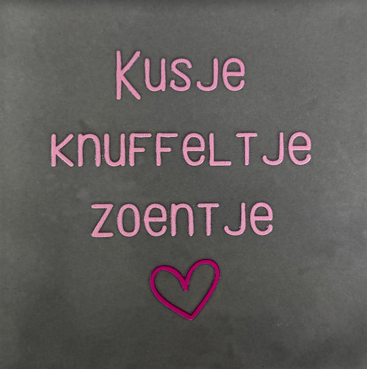 Quote tegeltje 'kusje knuffeltje zoentje' antraciet/warmroze (knalroze)