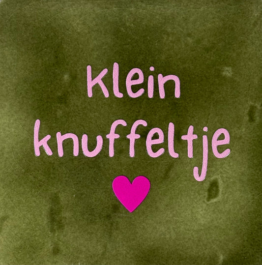 Quote tegeltje 'klein knuffeltje' olijf/warmroze(knalroze)