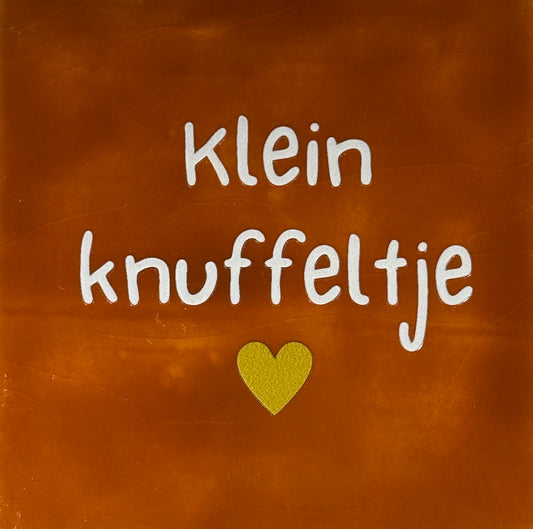 Quote tegeltje 'klein knuffeltje' terra/creme(goud)