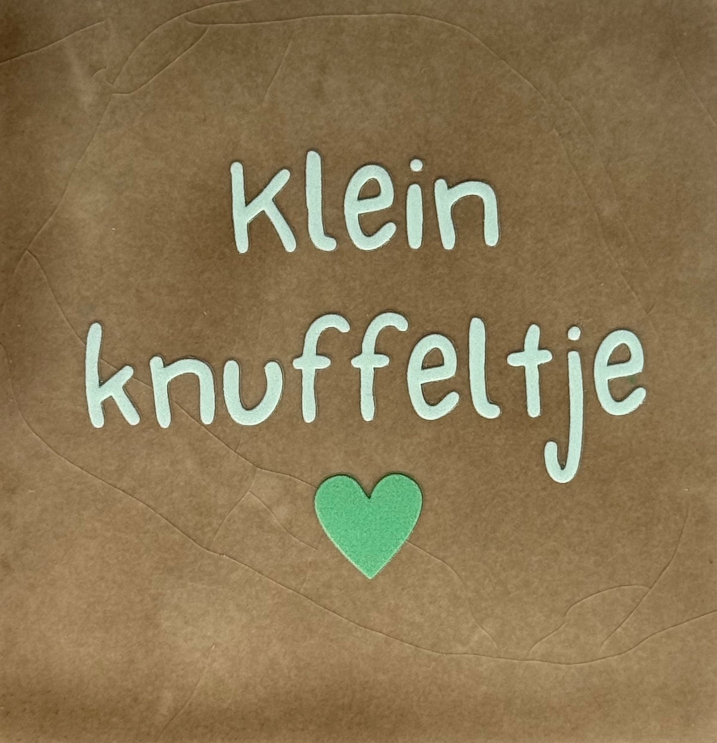 Quote tegeltje 'klein knuffeltje' taupe/lichtgroen (mint)