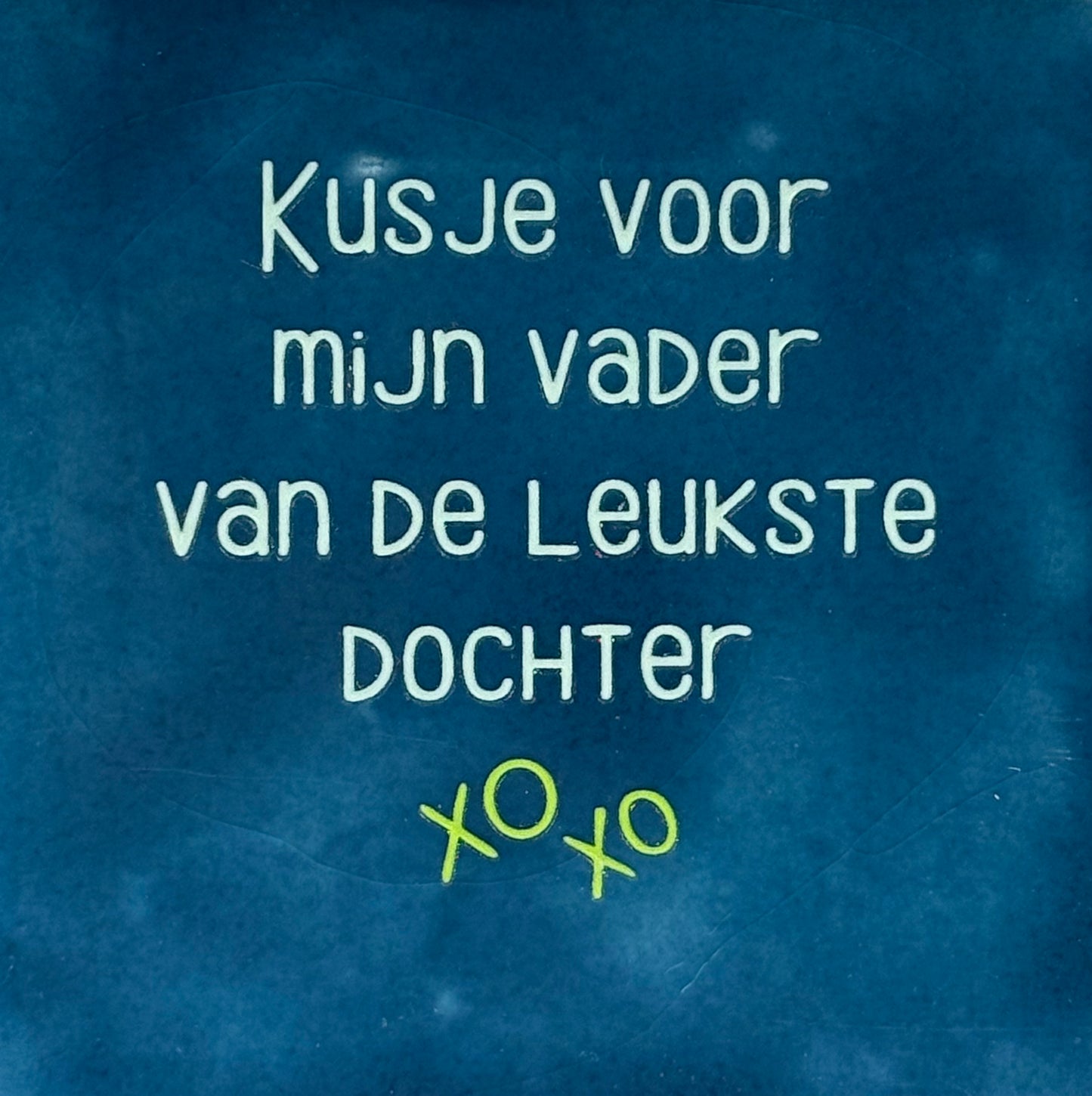 Quote tegeltje 'kusje voor mijn vader van de leukste dochter' donkerblauw/lichtgroen(lime)
