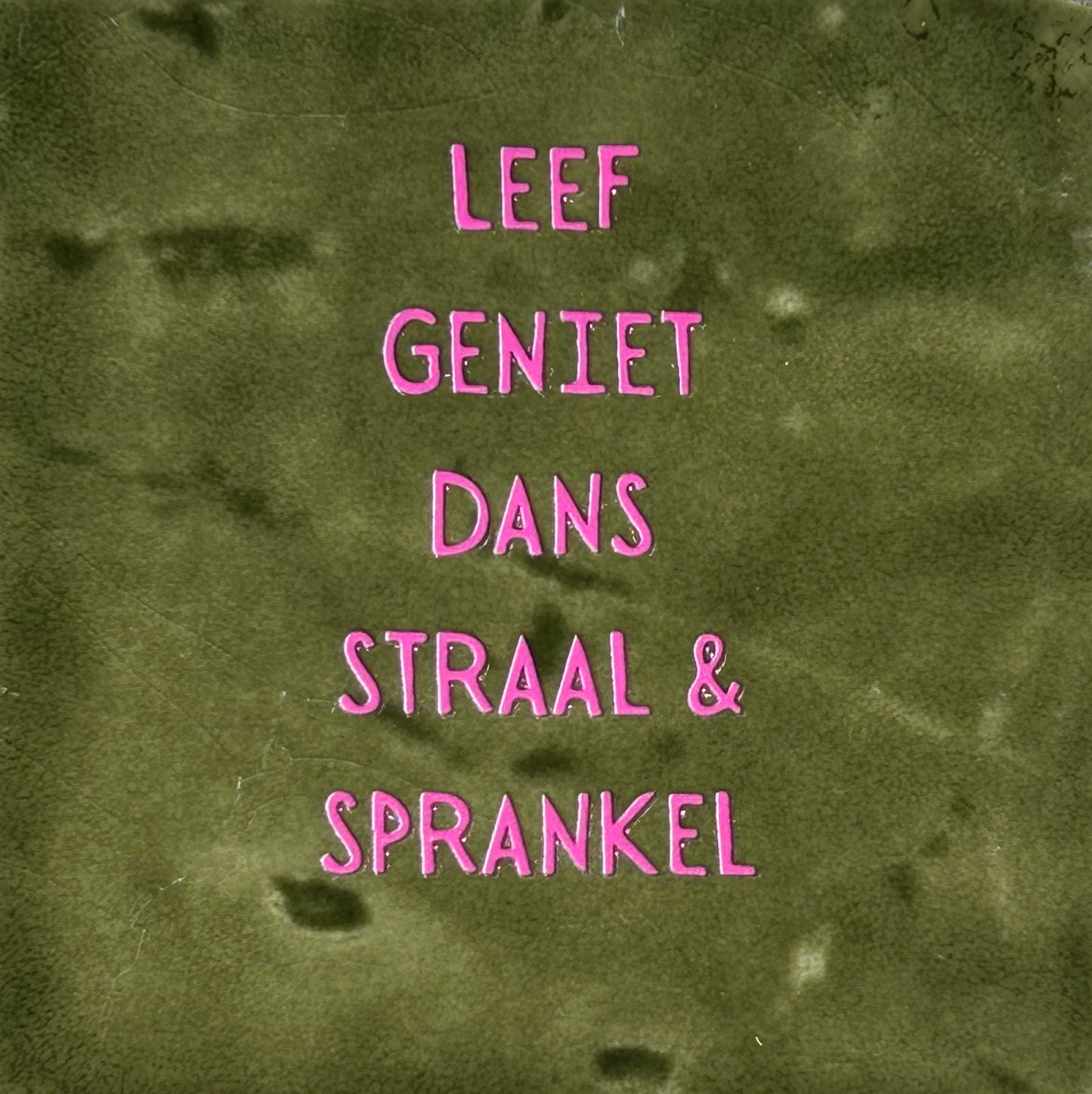 Quote tegeltje 'leef geniet dans straal en sprankel' olijf/roze