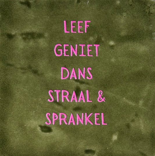 Quote tegeltje 'leef geniet dans straal en sprankel' olijf/roze