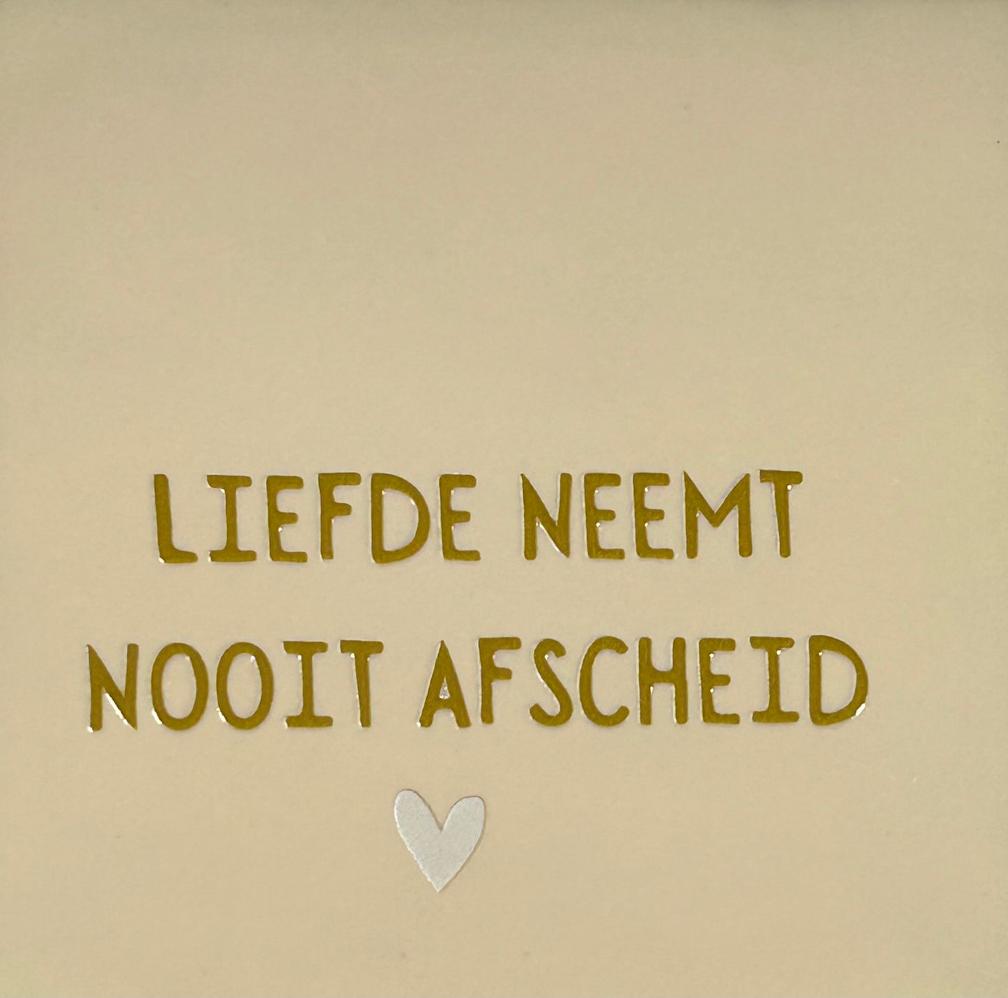 Quote tegeltje 'liefde neemt nooit afscheid' creme/goud