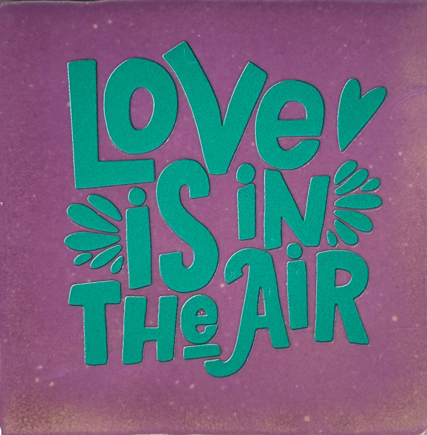 Quote tegeltje 'Love is in the air' lila/aqua