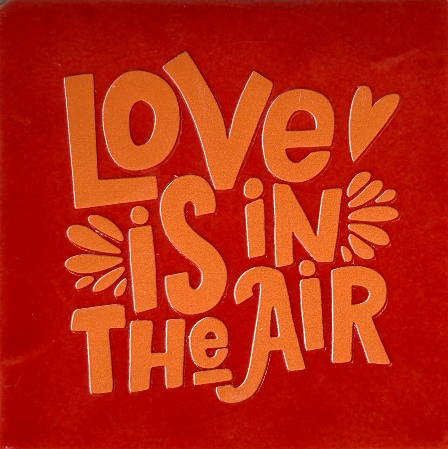 Quote tegeltje 'Love is in the air' rood/oranje