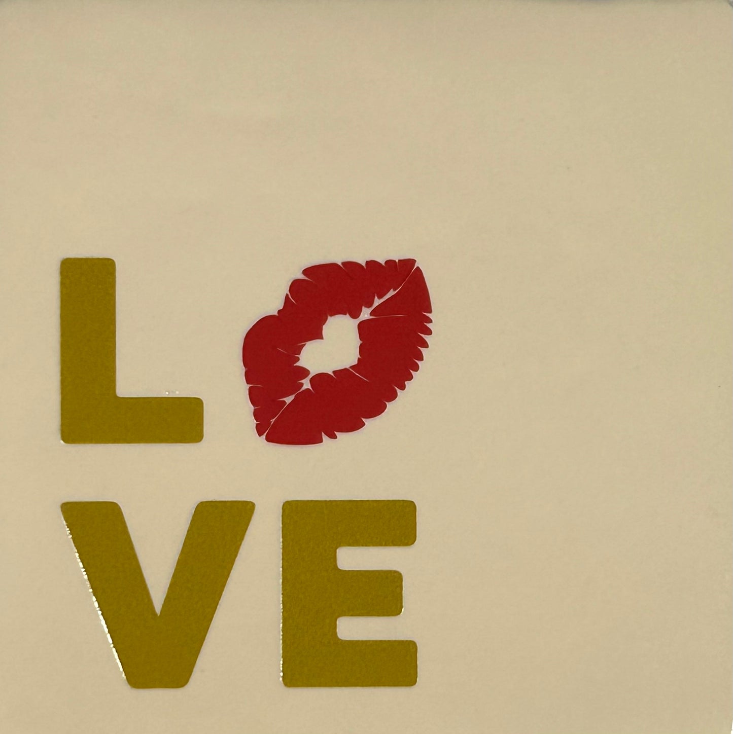 Quote tegeltje 'Love kusje' creme/goud
