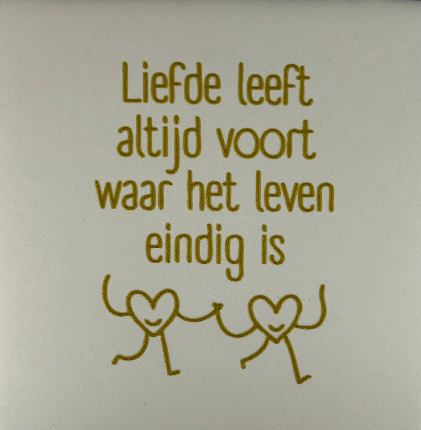 Quote tegeltje 'liefde leeft altijd voort waar het leven eindig is' creme/goud