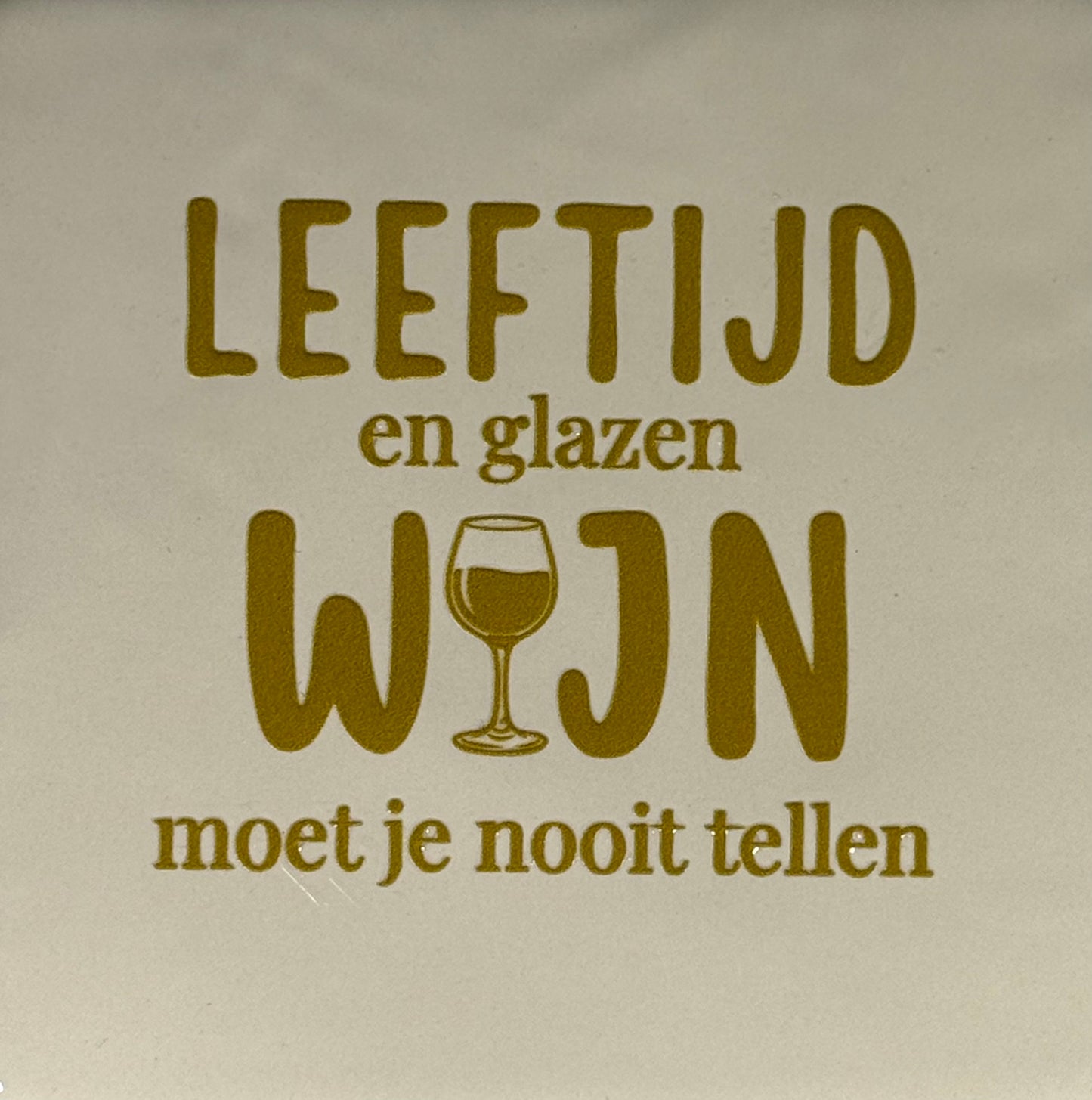 Quote tegeltje 'leeftijd en glazen wijn moet je nooit tellen' creme/goud