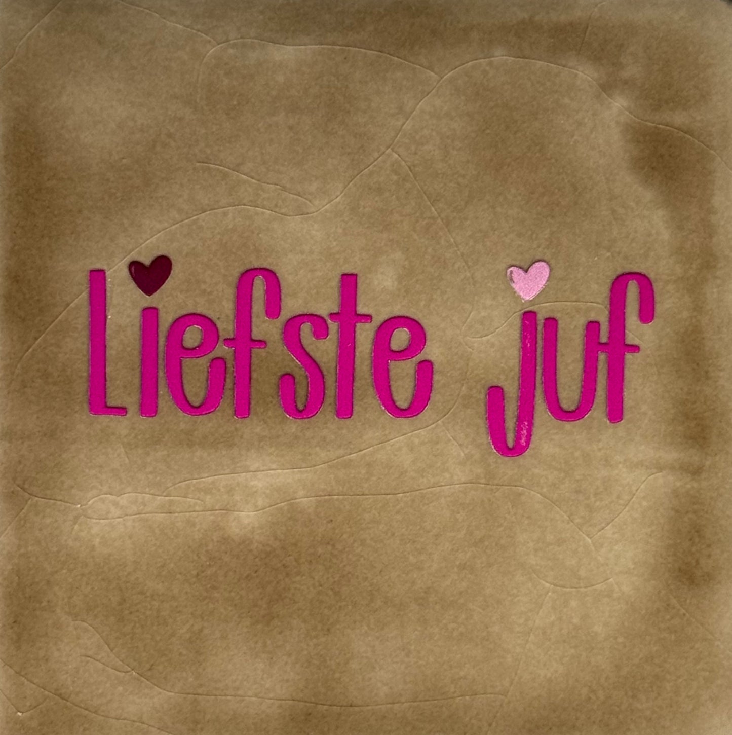 Quote tegeltje 'liefste juf' taupe/knalroze(cherry-warmrode)