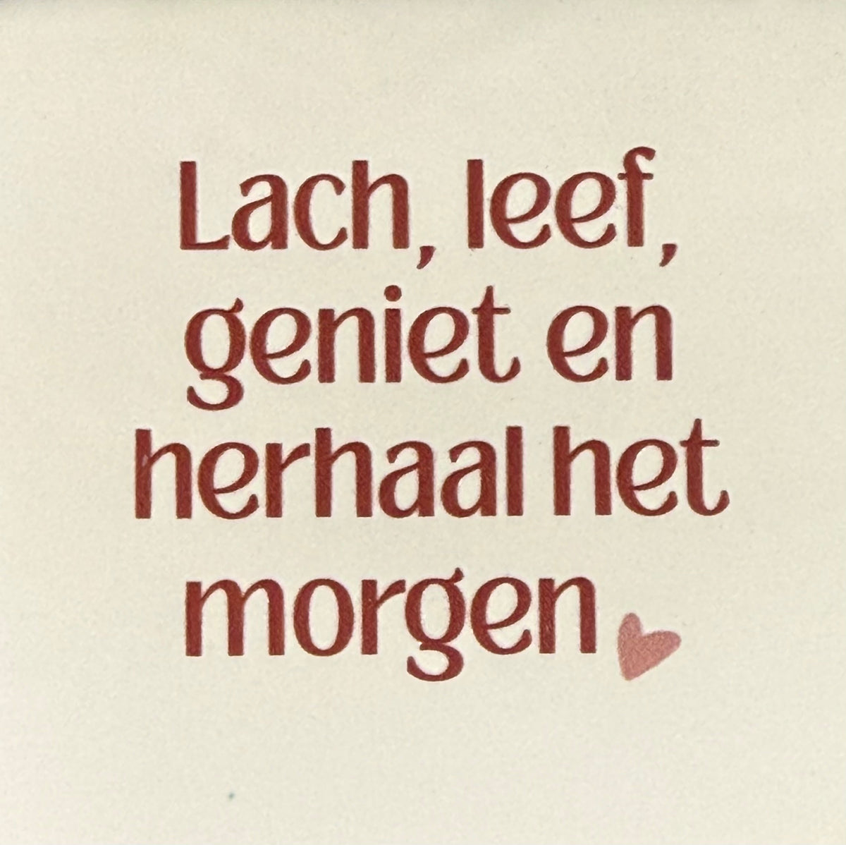 Quote tegeltje 'lach, leef, geniet en herhaal het morgen' creme/taupe(nude roze)