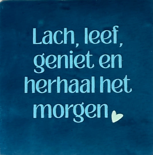 Quote tegeltje 'lach, leef, geniet en herhaal het morgen' donkerblauw/warmblauw(lichtgroen)