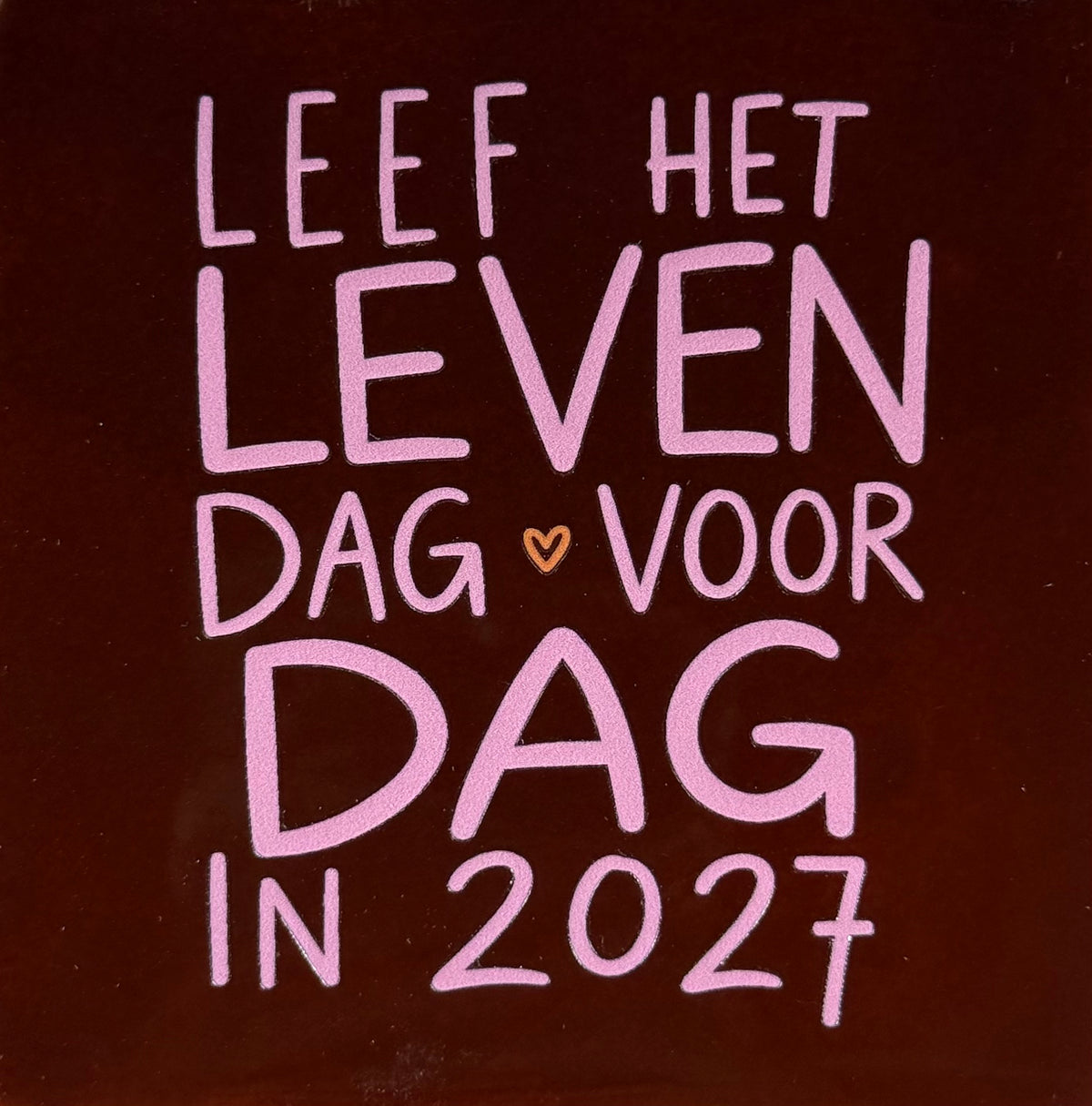 Quote tegeltje 'leef het leven dag voor dag' kastanje/warmroze(oranje)