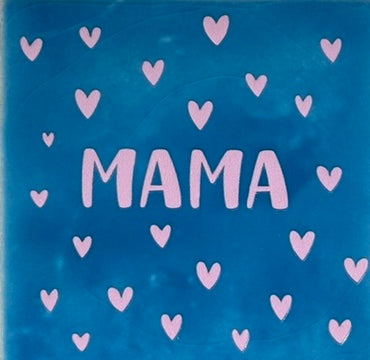 Quote tegeltje 'mama' (hartjespatroon) lichtblauw/warmroze