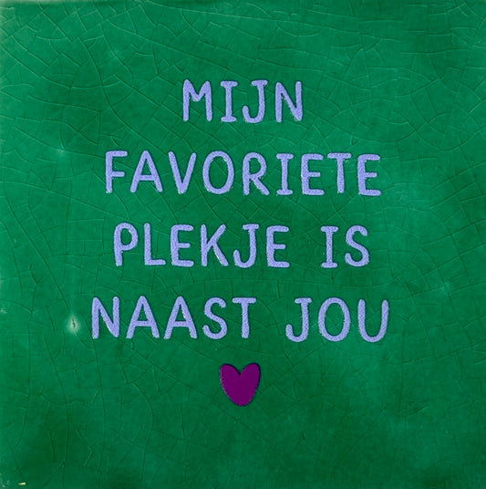 Quote tegeltje 'mijn favoriete plekje is naast jou' hardgroen/lila(paars)