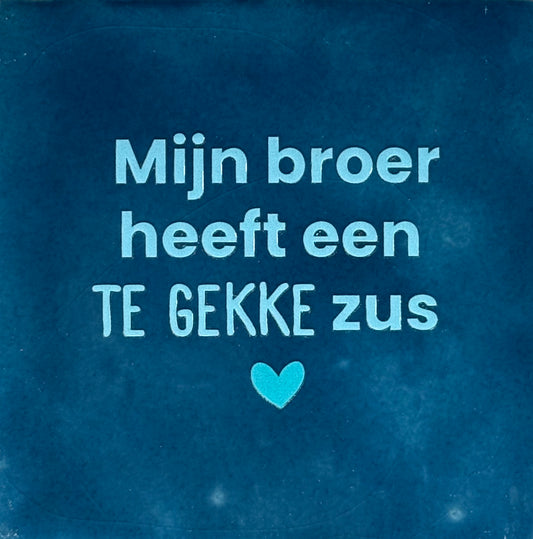 Quote tegeltje 'mijn broer heeft een te gekke zus' donkerblauw/warmblauw(turquoise)