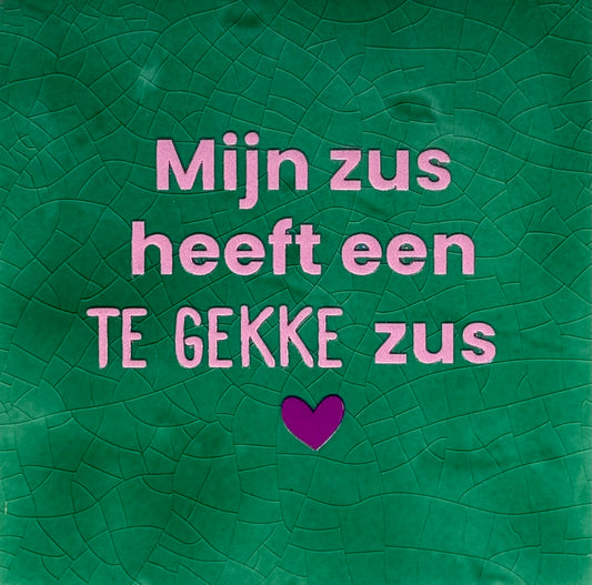 Quote tegeltje 'mijn zus heeft een te gekke zus' hardgroen/warmroze(paars)