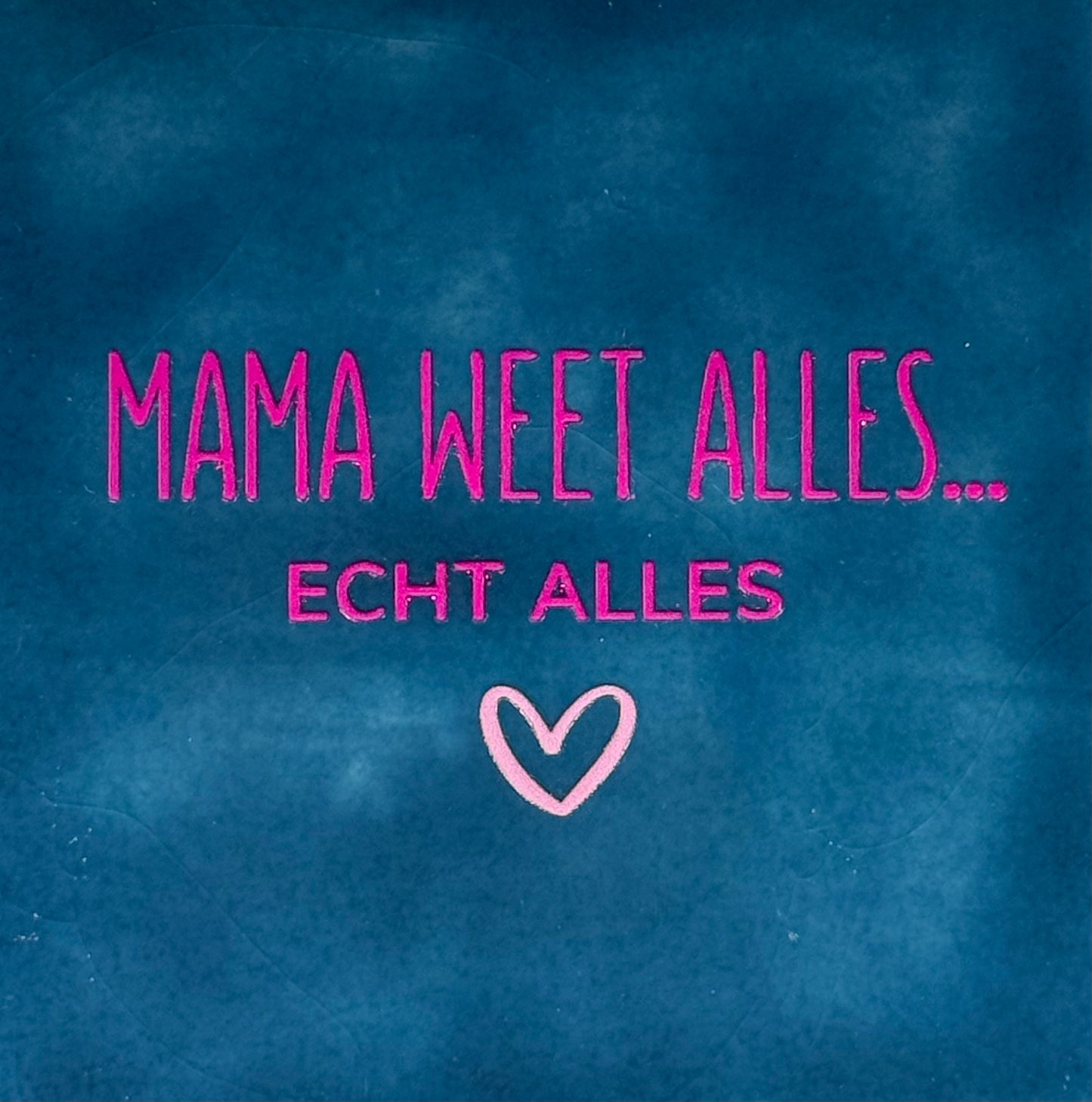 Quote tegeltje 'mama weet alles...echt alles' donkerblauw/knalroze(warmroze)