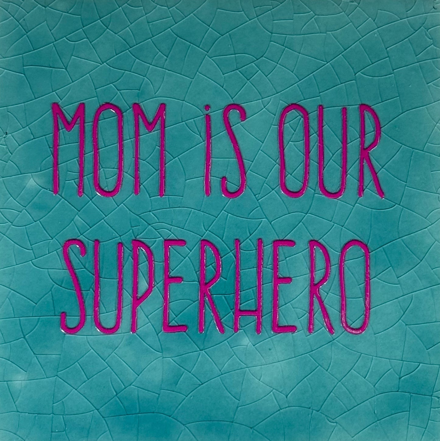 Quote tegeltje 'Mom is our superhero' groen/knalroze