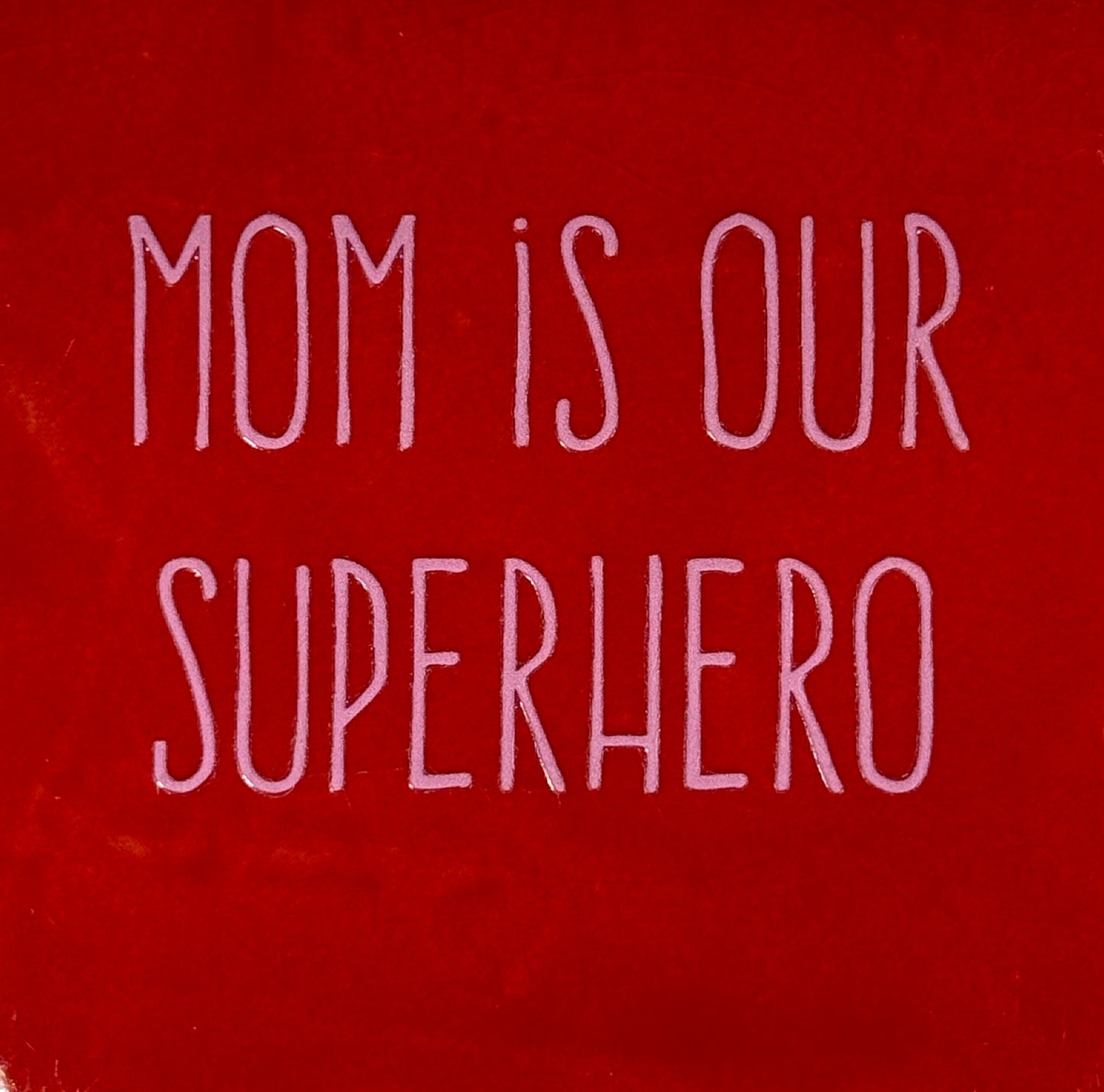 Quote tegeltje 'Mom is our superhero' rood/warmroze
