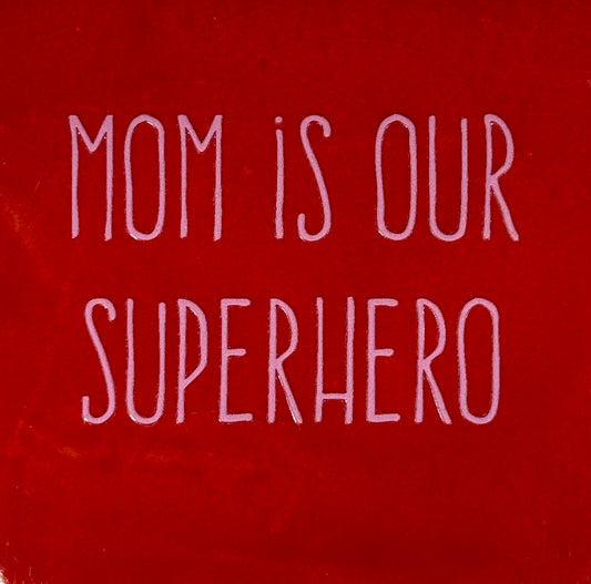 Quote tegeltje 'Mom is our superhero' rood/warmroze