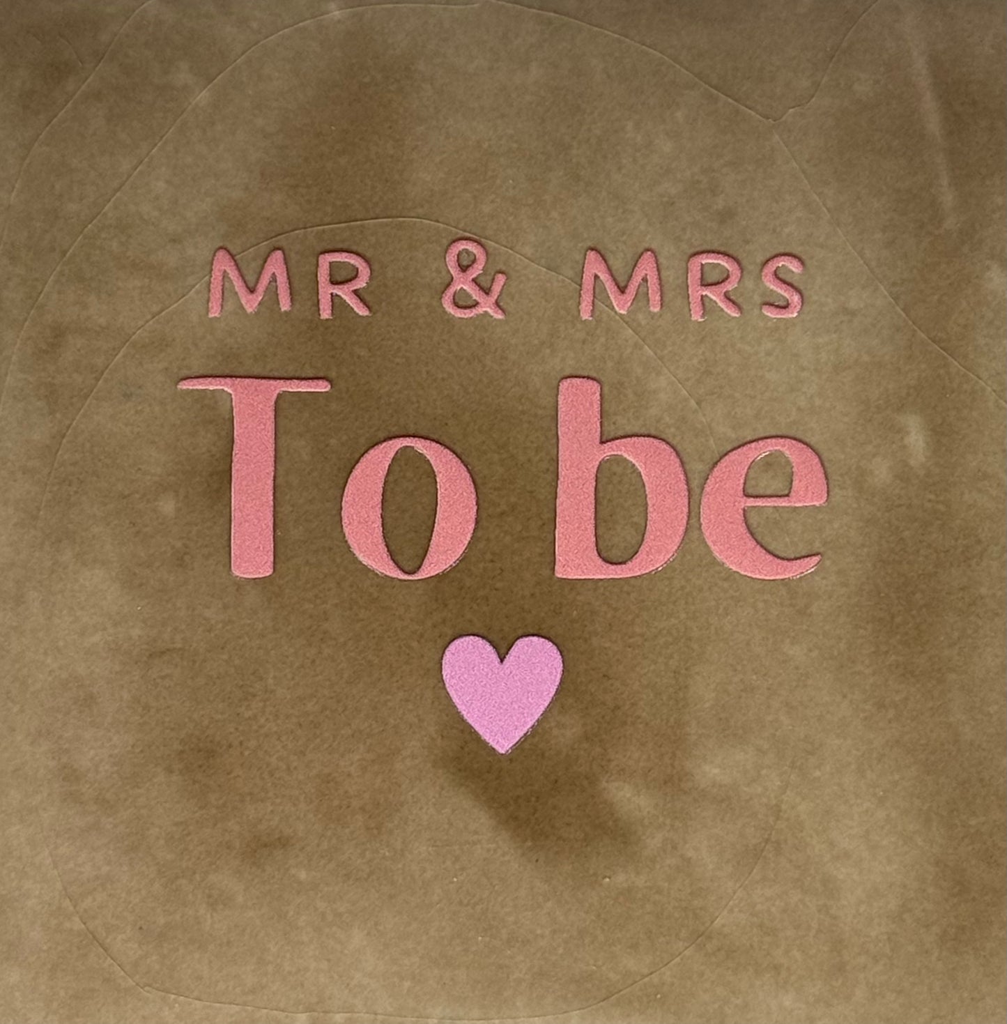 Quote tegeltje 'mr&mrs te be' taupe/zalm(warmroze)
