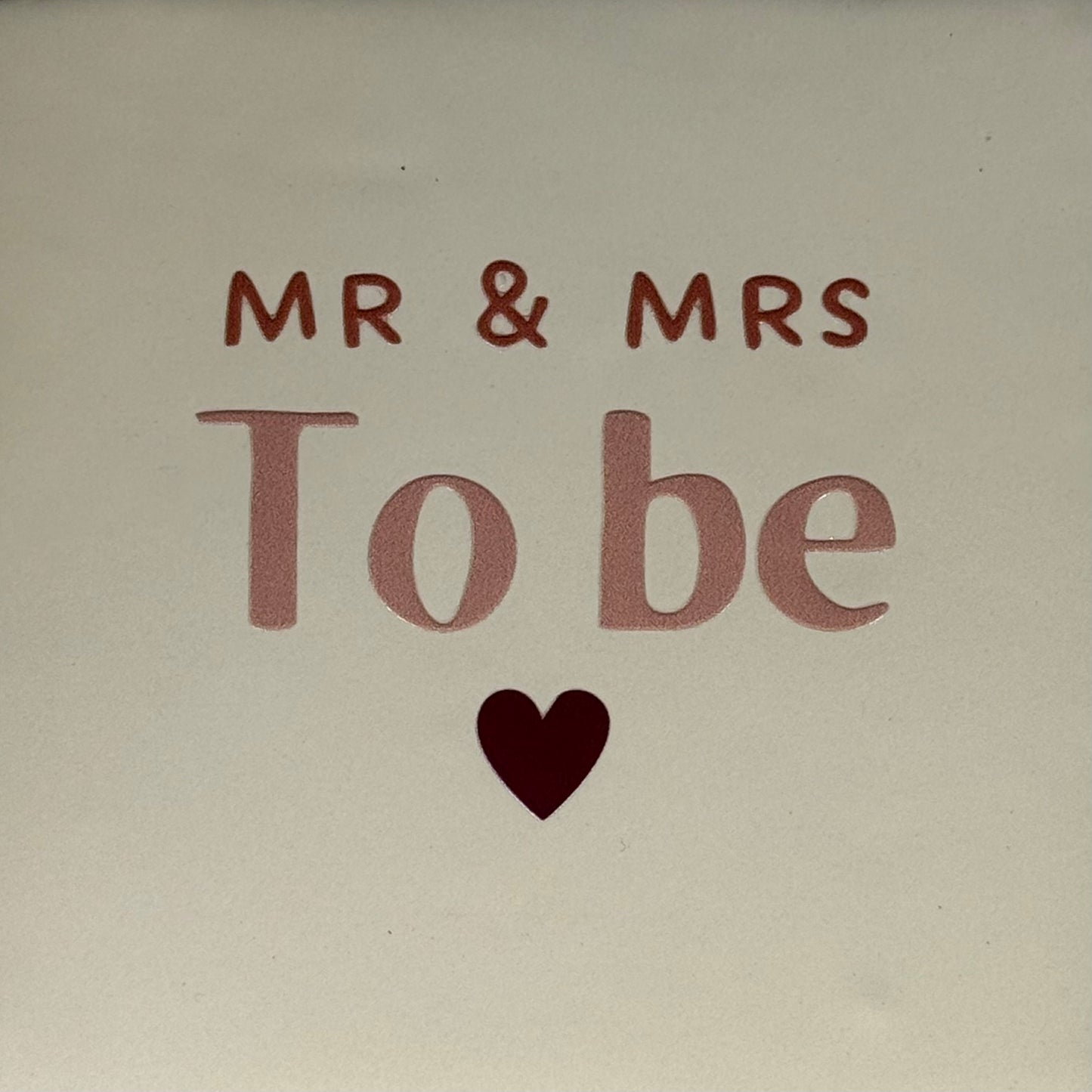 Quote tegeltje 'mr&mrs te be' creme/nude roze(taupe-cherry)