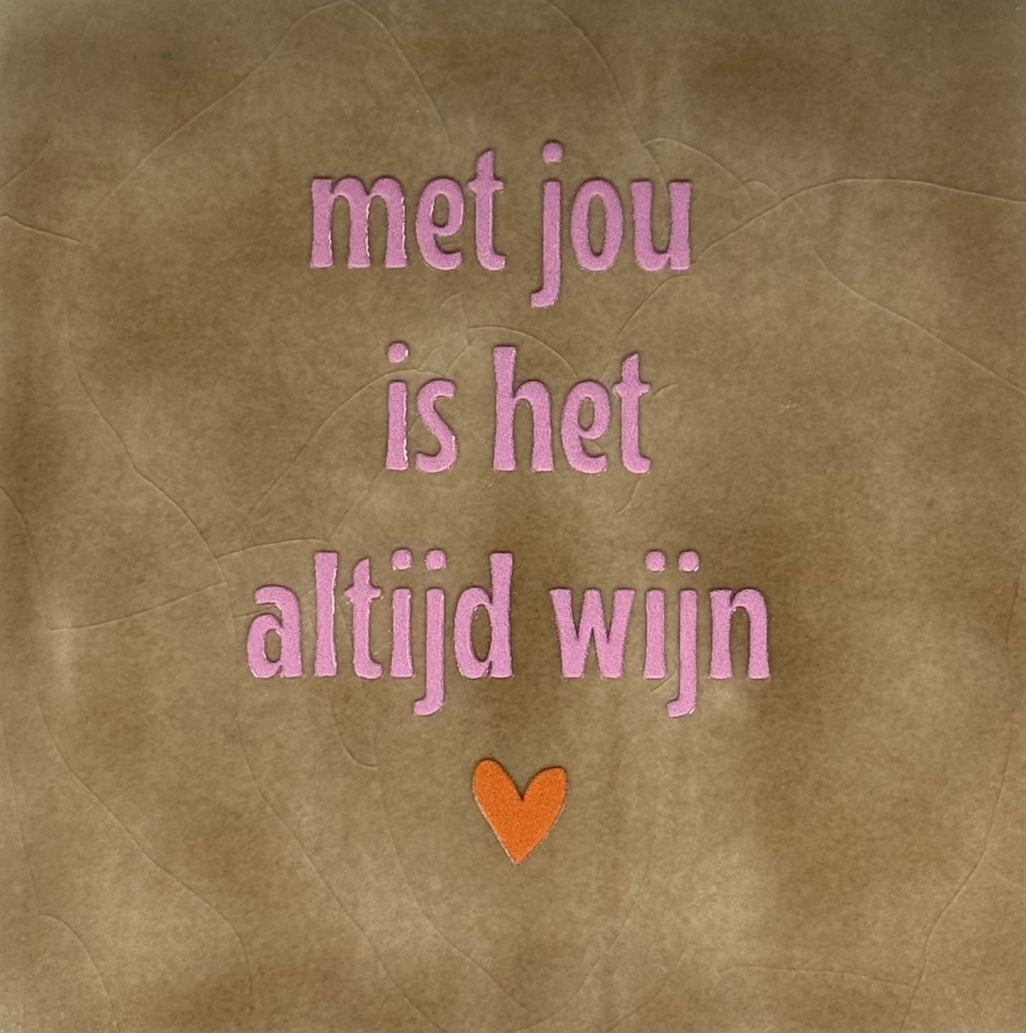 Quote tegeltje 'met jou is het altijd wijn' taupe/warmroze(oranje)